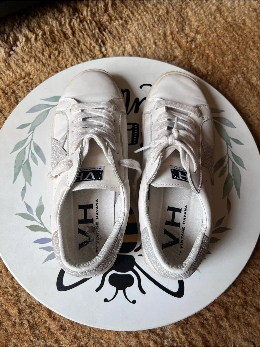 Woman’s VINTAGE HAVANA Carla Sneaker white Pearl Star size 7.